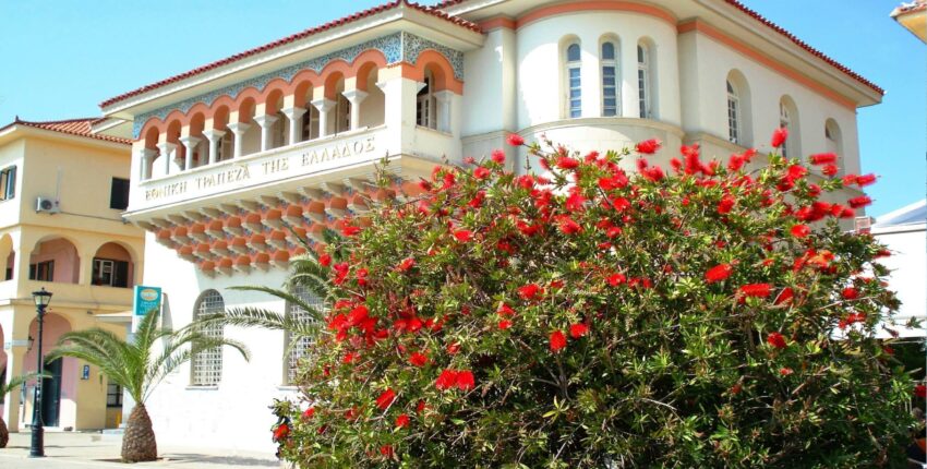 banque nationale grecque blanche avec fleures rouges