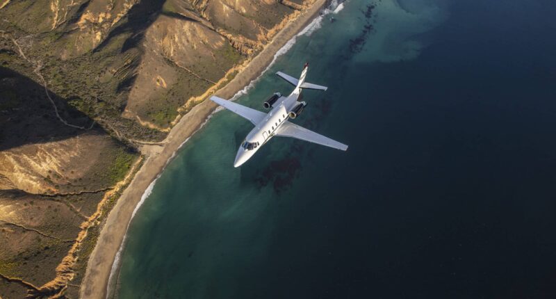 Jet privé Cessna XLS en vol au dessus de la mer