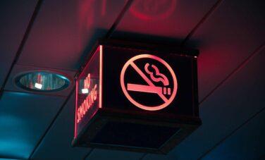 Fumer jet privé / Panneau indiquant l'interdiction de fumer