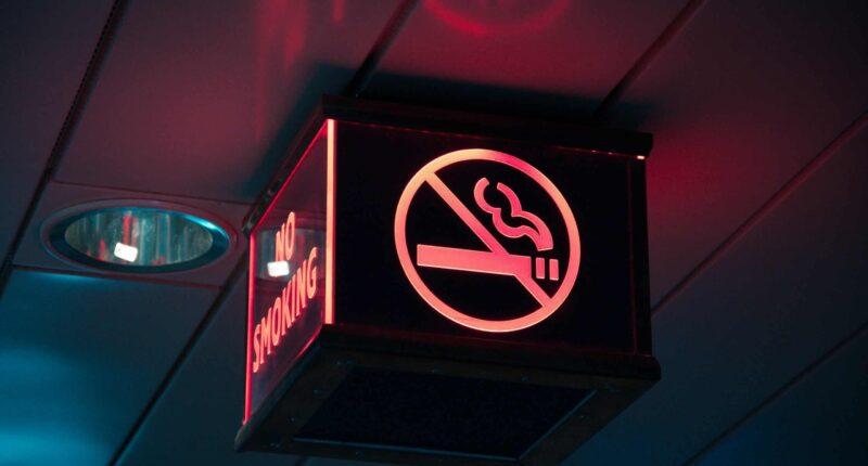 Fumer jet privé / Panneau indiquant l'interdiction de fumer