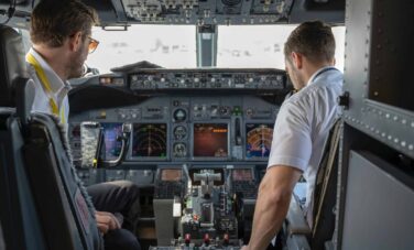 Équipage à bord d'un jet privé : deux pilotes en préparation de vol