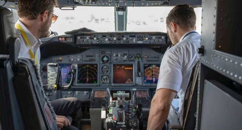 Équipage à bord d'un jet privé : deux pilotes en préparation de vol